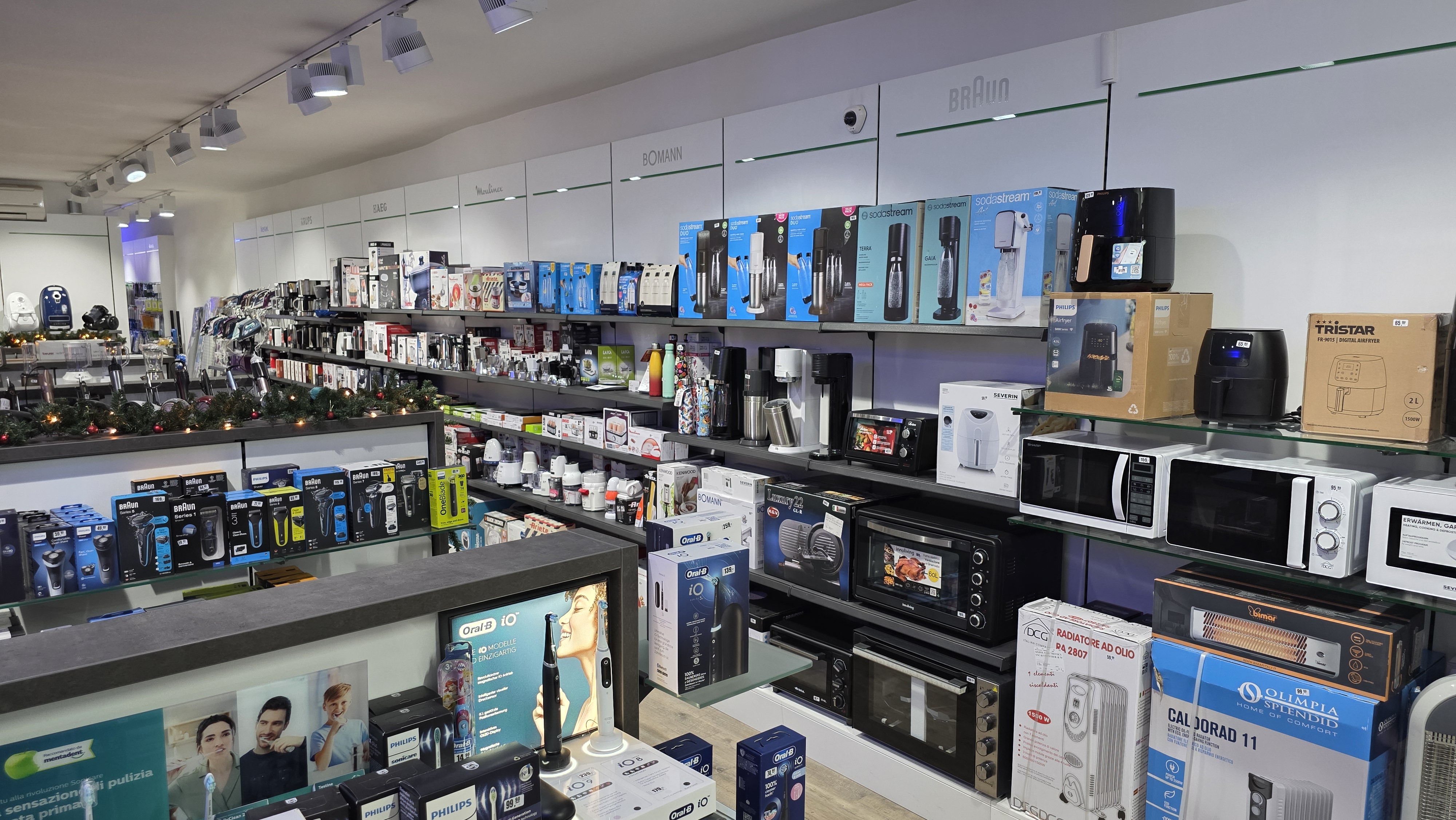 Regale mit Elektroartikeln