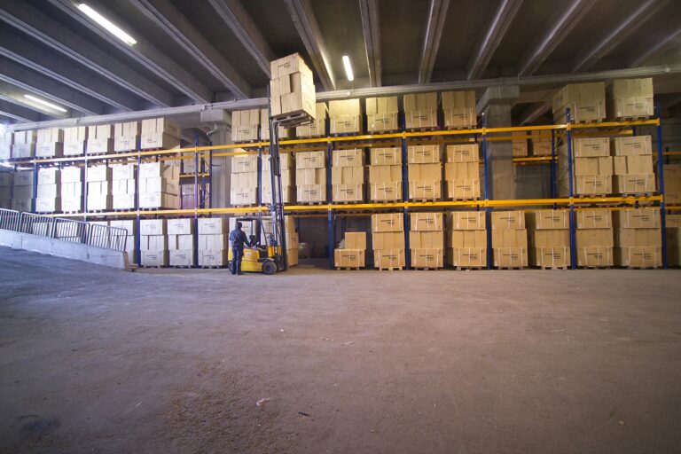 Lager und Distribution im Betrieb